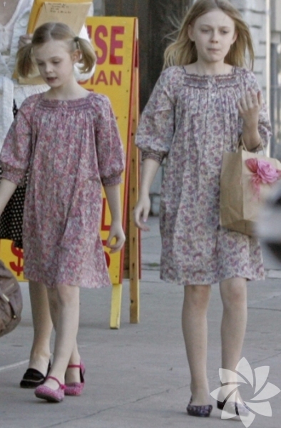 Elle Fanning - Dakota Fanning