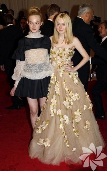 Elle Fanning - Dakota Fanning