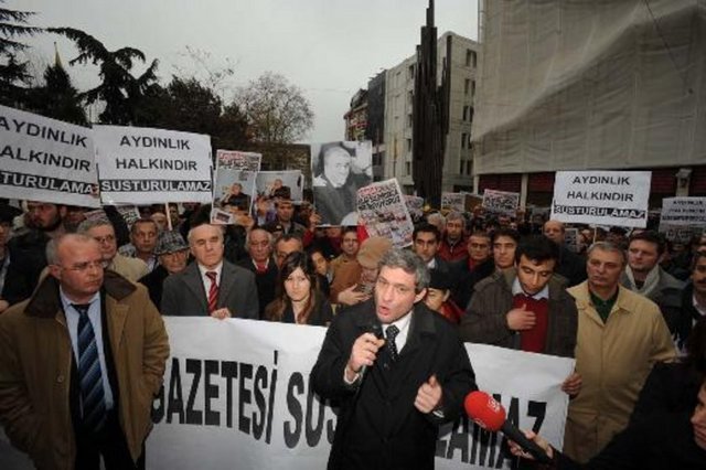 13 MART: - Gazetecilere Özgürlük Platformu'nun çağrısıyla İstanbul Beyoğlu'nda toplanan binlerce kişi "basın özgürlüğü" için yürüdü. -