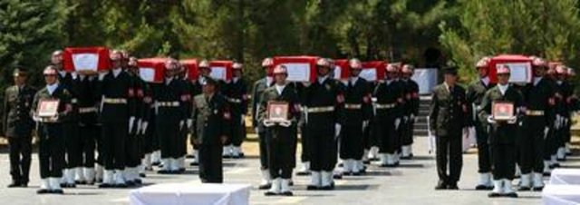 14 TEMMUZ SİLVAN'DA 13 ŞEHİT - Diyarbakır'ın Silvan ilçesi Bayrambaşı beldesi Dolapdere Köyü kırsal kesiminde arazi arama tarama faaliyetleri yürüten güvenlik güçleri ile bir grup terörist arasında çatışma çıktı. Çatışmada 13 asker şehit oldu, 7 asker yaralandı, 7 terörist etkisiz hale getirildi. -  - Kara Kuvvetleri Komutanı Orgeneral Erdal Ceylanoğlu ve Jandarma Genel Komutanı Orgeneral Necdet Özel incelemelerde bulunmak üzere bölgeye gitti. -