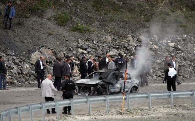 4 MAYIS- BAŞBAKANLIK KONVOYUNA SALDIRI - Kastamonu-Çankırı karayolunun 25. kilometresindeki Ilgaz Dağı Soğuksu mevkisinde Başbakanlık otobüsünün yaklaşık 50-60 metre önünde giden trafik eskortuna ormanın içinden kimliği belirsiz kişilerce ateş açıldı. Saldırının ardından eskort aracına el bombası atıldı ve araç yandı. Aracın içinde kalan polis memuru Recep Şahin şehit oldu, diğer polis memuru Metin Kuş hafif yaralandı. -