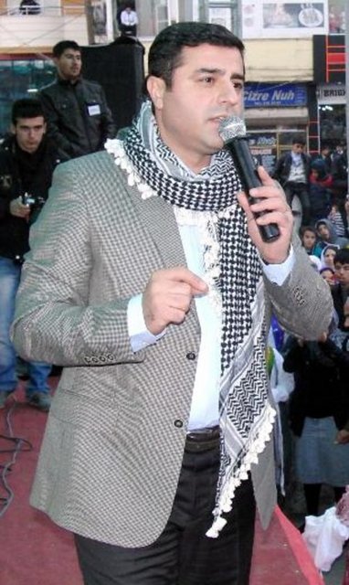 23 MART - BDP Genel Başkanı Selahattin Demirtaş, Demokratik Toplum Kongresi (DTK) ile "sivil itaatsizlik" eylemleri başlatma kararı aldıklarını açıkladı. -