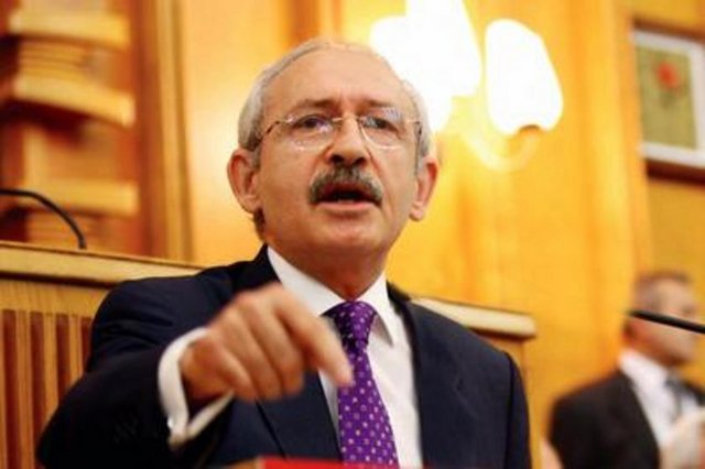 11 EKİM - CHP Genel Başkanı Kılıçdaroğlu, Deniz Feneri e.V. bağlantılı soruşturma kapsamında, bazı şüphelilere yapılacak aramaların önceden bildirildiğini ileri sürerek, "Köstebek Beşir Atalay'dır" dedi. Bu iddiayı yalanlayan Başbakan Yardımcısı Beşir Atalay, "İçişleri Bakanlığım döneminde, öncesinde veya sonrasında devam eden hiçbir dava veya soruşturmayla ilgili herhangi bir yönlendirmem kesinlikle söz konusu olmamıştır. Şahsıma atfen dile getirilen bu iddialar külliyen yalandır, iftiradır" dedi. -