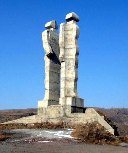 8 OCAK - BAŞBAKAN'DAN HEYKELE 'UCUBE' BENZETMESİ - Başbakan Recep Tayyip Erdoğan, Kars Cumhuriyet Meydanı'nda düzenlenen açılış töreninde, kentteki "İnsanlık Anıtı"na ilişkin, "Burada Hasan Harakani Hazretlerinin hemen yanı başında bir ucube oraya koymuşlar, bir garip şey dikmişler. Tabii bu oradaki tüm vakıf eserlerinin, sanatkarane eserlerinin olduğu yerde böyle bir şeyin olması düşünülemez. Konuyla ilgili olarak Belediye Başkanımız görevini süratle yerine getirecektir. İnşallah ilk gelişimizde bunu da göreceğiz" dedi -