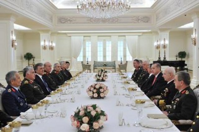 1 AĞUSTOS YAŞ'TA BİR İLK - Yüksek Askeri Şura (YAŞ), Başbakan Erdoğan başkanlığında Genelkurmay Başkanlığı Karargahı'nda toplandı. -  - YAŞ toplantısında masa oturma düzeninde yapılan değişiklikle önceden Genelkurmay Başkanı ile birlikte oturduğu masanın baş tarafında ilk kez tek başına yer aldı. -