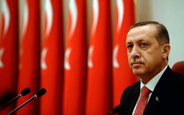 15 MART - Başbakan Recep Tayyip Erdoğan, CHP Genel Başkanı Kemal Kılıçdaroğlu'nun Kayseri Büyükşehir Belediye Başkanlığı ile ilgili iddiaları konusunda kendisine gönderdiği mektuba ilişkin, "Bu bomba adeta. Kendi elinde patladı. Çünkü benim Büyükşehir Belediye Başkanım bu noktada bu tür böyle uydurma, saçma sapan şeylerle itham edilerek Kayserili kardeşlerimin, vatandaşlarımın gözünden düşürülecek ya da onun üzerinden AK Parti'ye vurabilecek ne güce, ne kaliteye, ne kapasiteye Kılıçdaroğlu sahip değildir. Bize dürüstlük dersi de vermesin. Önce onlar kendi pisliklerini temizlesin" dedi. -
