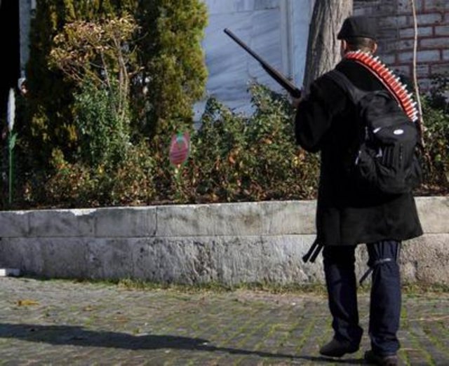 30 KASIM - Sultanahmet'te pompalı tüfekle çevreye ateş açarak bir asker ile özel güvenlik görevlisini yaralayan Libya uyruklu Samir Salem Ali Elmadhavri, Topkapı Sarayı Müzesi dış avlu girişinde vurularak etkisiz hale getirildi. TBMM Genel Kurulunda, bedelli ve dövizle askerlikle ilgili düzenlemeleri içeren, Askerlik Kanununda Değişiklik Yapılmasına Dair Kanun Tasarısı kabul edilerek yasalaştı. -