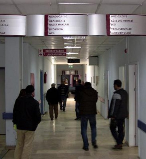 26 AĞUSTOS "TAM GÜN YASASI" - Kamuoyunda "Tam Gün Yasası" olarak bilinen yapılan yeni düzenlemeyle devlet hastanelerinde çalışan hekimler muayenehane açamayacak, herhangi bir iş yerinde veya vakıf üniversitelerinde çalışamayacak. üniversitelerdeki öğretim üyeleriyle askeri hekimler de aynı düzenleme kapsamına alındı. -