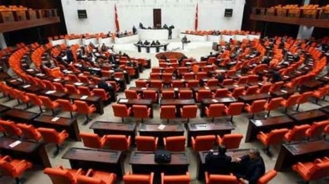 10 ARALIK - Cumhurbaşkanı Gül tarafından bir kez daha görüşülmek üzere TBMM'ye iade edilen şike cezalarında indirim öngören Kanun, TBMM Genel Kuruluda aynen kabul edildi. -  - Gül, YÖK Başkanlığına İstanbul Şehir Üniversitesi Rektörü Prof. Dr. Gökhan Çetinsaya'yı atadı. -  - "Cübbeli Ahmet Hoca" olarak tanınan Ahmet Mahmut Ünlü, kamuoyunda "Karagümrük çetesi" olarak bilinen suç örgütüne yönelik yürütülen soruşturma kapsamında tutuklandı. -