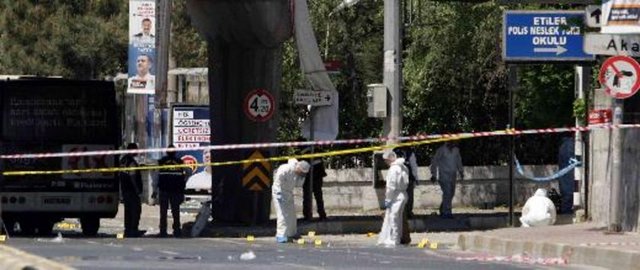 26 MAYIS - ETİLER'DE BOMBA PATLADI - Beşiktaş'ın Etiler semtindeki Koç Köprüsü altında elektrikli bisiklet üzerine konulan bombanın patlaması sonucu 1'i polis memuru 8 kişi yaralandı. İstanbul Emniyet Müdürü Hüseyin Çapkın, Beşiktaş'taki patlamaya, elektrikli bisiklete konulan patlayıcının neden olduğu bildirdi. -