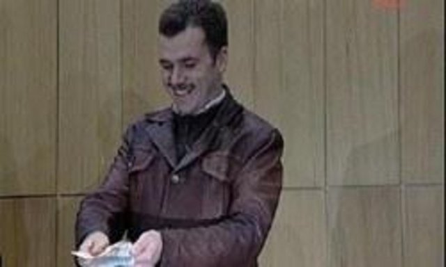 31 EKİM - Van'da bir depremzede yardım için İstanbul'dan gönderilen nevresimin içinde bulduğu 5 bin lirayı iade etti. -