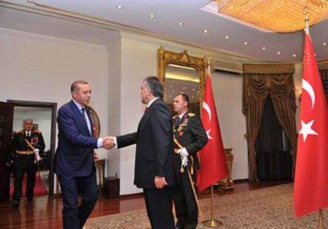 30 AĞUSTOS "BAŞKOMUTAN" SIFATIYLA KUTLAMALARI KABUL ETTİ - Cumhurbaşkanı Gül, 30 Ağustos Zafer Bayramı ve Türk Silahlı Kuvvetleri Günü dolayısıyla Genelkurmay Karargahı'nda düzenlenen törende tebrikleri kabul ederek, "Başkomutan" sıfatıyla kutlamaları kabul eden ilk cumhurbaşkanı oldu. -