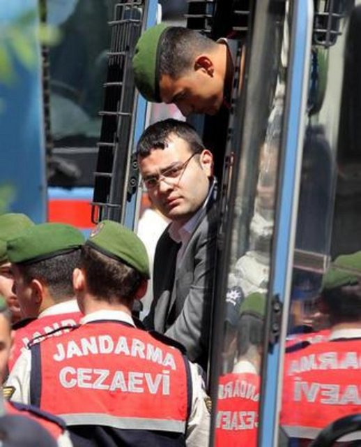 25 TEMMUZ SAMAST'A 21.5 YIL HAPİS - İstanbul 2. Çocuk Ağır Ceza Mahkemesi, Agos Gazetesi Genel Yayın Yönetmeni iken öldürülen Hrant Dink'le ilgili yargılanan Ogün Samast'ı önce "Dink'i tasarlayarak öldürmek" suçundan "ağırlaştırılmış müebbet hapis cezası"na çarptırdı. Mahkeme heyeti, bu cezayı Samast'ın olay tarihinde 18 yaşından küçük olmasını dikkate alınarak 21.5 yıl hapis cezasına çevirdi. -