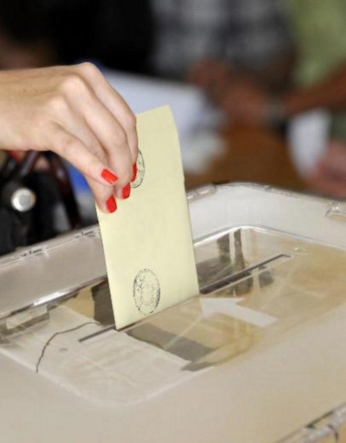 12 HAZİRAN - TÜRKİYE SANDIK BAŞINDA - Türkiye, milletvekili genel seçimi için sandık başına gitti. YSK kesin sonuçlarına göre, AK Parti yüzde 49.80, CHP yüzde 25.98, MHP yüzde 13.02, bağımsızlar ise yüzde 6.59 oy aldı. TBMM'nin 24. Dönemi'nde, AK Parti 326, CHP 135, MHP 53 ve BDP destekli bağımsızlar 36 sandalye kazandı. -