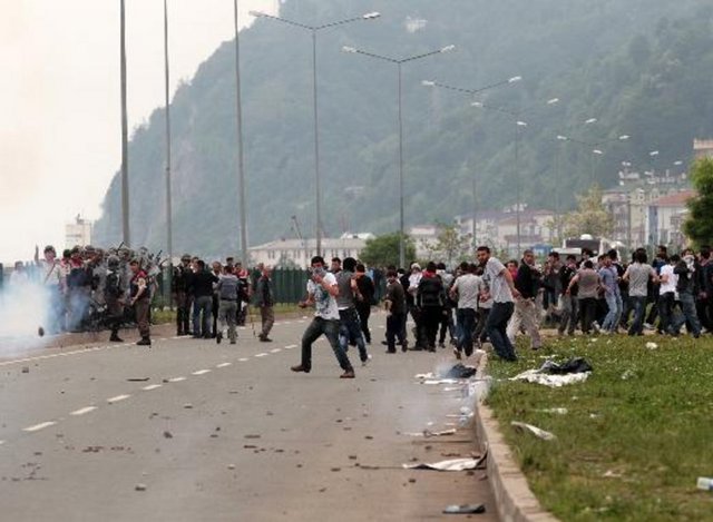 31 MAYIS - HOPA OLAYLARINDA BİR EMEKLİ ÖĞRETMEN ÖLDÜ - AK Parti Genel Başkanı ve Başbakan Erdoğan'ın Artvin'in Hopa ilçesinde düzenlediği mitingin ardından çıkan olaylarda, AK Parti konvoyundaki araçlar taşlandı, güvenlik güçleri havaya uyarı ateşi açtı. Taşlı saldırıda Başbakanlık Koruma Müdürlüğüne mensup bir polis memuru yaralandı, olaylar sırasında Metin Lokumcu adlı vatandaş hayatını kaybetti. -