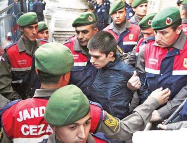 18 KASIM - Bakırköy 4. Ağır Ceza Mahkemesi, Münevver Karabulut'un öldürülmesine ilişkin davada, sanık Cem Garipoğlu'nu, "çocuğa karşı, tasarlayarak, canavarca bir hisle ve eziyet ederek öldürmek" suçundan 24 yıl hapis cezasına çarptırdı. Mahkeme, amca Hayyam Garipoğlu ile anne Tülay Makbule Garipoğlu'nun da aralarında bulunduğu 5 sanığı 3'er yıl hapis cezasına mahkum ederken, baba Nida Garipoğlu'nun beraatına hükmetti. -