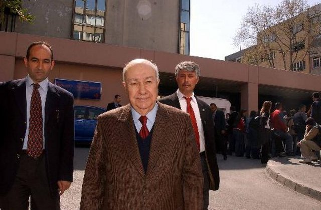 30 MAYIS - 12 EYLÜL DARBESİNİN MİMARLARINDAN TÜMER ÖLDÜ - 12 Eylül darbesinin mimarlarından eski Deniz Kuvvetleri komutanlarından, 1980-1989 yıllarında Milli Güvenlik Konseyi ve Cumhurbaşkanlığı Konseyi üyeliği görevinde de bulunan emekli Oramiral Nejat Tümer vefat etti. -