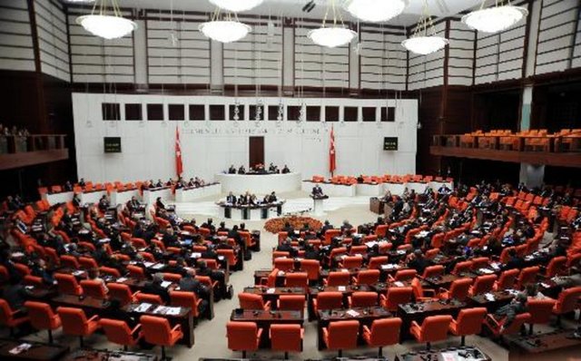 6 NİSAN: HÜKÜMETE KHK ÇIKARMA İZNİ - Hükümete, bazı konularda Kanun Hükmünde Kararname (KHK) çıkarma yetkisi veren tasarı yasalaştı. Düzenleme devlet bakanlıklarının yerine "Ekonomi", "iç ve dış ticaret", "gençlik ve spor" ile "aile, özürlüler, çocuklar, kadınlar ve sosyal yardım" konularında 4 bakanlık kurulmasına imkan sağlıyor -