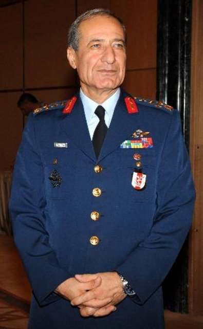 30 MAYIS - EN YÜKSEK RÜTBELİ KOMUTAN TUTUKLANDI - Balyoz Planı soruşturması kapsamında sevk edildiği nöbetçi mahkemece sorgulanan Orgeneral Bilgin Balanlı tutuklandı. Balanlı, Ergenekon ve Balyoz soruşturması kapsamında tutuklanan en yüksek rütbeli muvazzaf subay oldu. -