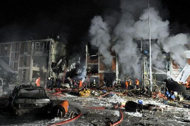 3 ŞUBAT: - Ankara'nın Organize Sanayi Bölgesi Ostim'deki iki ayrı iş yerinde LPG tüplerinden çıkan gazın ortamı kaplaması ve alev alması sonucu patlamalar meydana geldi. Patlamalarda 17 kişi öldü. -