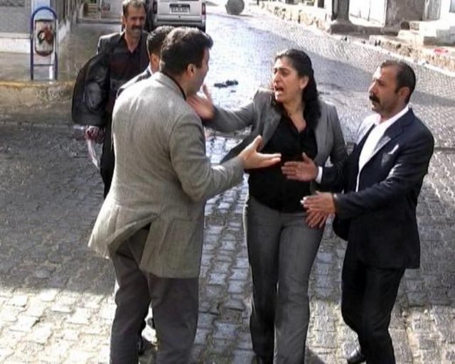 21 MART - Batman'daki Nevruz kutlamalarında BDP Milletvekili Bengi Yıldız taşla araçların önünü kesti. BDP'li Sebahat Tuncel ise Şırnak'ta tartıştığı başkomisere tokat attı. Başbakan Erdoğan "Polise tokat atmak en hafif tabiriyle densizliktir. Bununla ilgili hukuki sürecin derhal başlatılmasını, bu densizliğin hesabının hukuk içinde sorulmasını istiyoruz" dedi. -