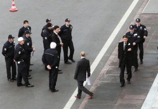 1 ARALIK - TBMM Başkanlığı İdari Teşkilatı Kanun Teklifinin kabul edildi. Yasaya göre, Meclisteki askeri birliğin görevi sona erdi. -