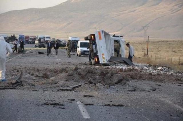 18 EKİM - Bitlis'in Güroymak ilçesinde meydana gelen patlamada 5'i polis 8 kişi hayatını kaybetti, 4 kişi de yaralandı. -