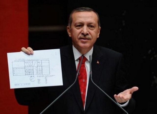 23 KASIM - Başbakan Erdoğan, AK Parti Genişletilmiş İl Başkanları Toplantısı'nda yaptığı konuşmada, Dersim olaylarıyla ilgili, "Eğer devlet adına özür dilemek gerekiyorsa ve böyle bir literatür varsa ben özür dilerim ve diliyorum" dedi. Erdoğan, konuşması sırasında, Dersim olaylarına ilişkin bazı belgeleri de açıkladı. -