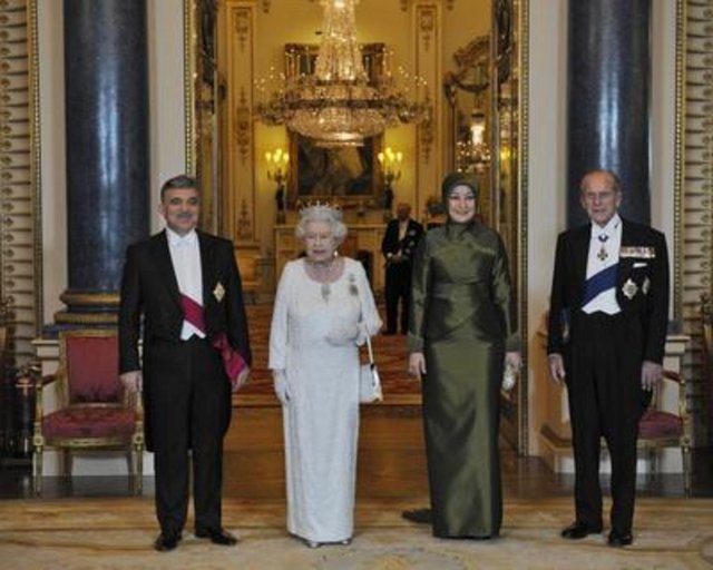 20 KASIM - Cumhurbaşkanı Abdullah Gül, Türkiye'den İngiltere'ye 23 yıl aradan sonra ilk kez cumhurbaşkanı düzeyinde resmi ziyarette bulunmak üzere Londra'ya gitti. -