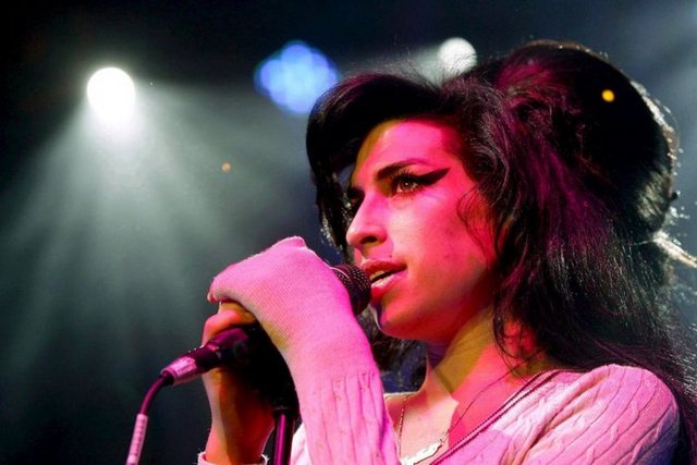 - YILIN ŞOK ÖLÜMÜ: WINEHOUSE 27'SİNDE ÖLDÜ - İngiliz şarkıcı Amy Winehouse'un 27 yaşında hayatını kaybetti. Winehouse'ın alkol zehirlenmesi sonucu ölümü hayranlarını üzdü. Winehouse müzik dünyası için yılın kaybı oldu.