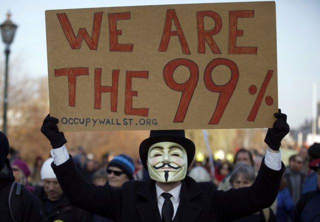 YILIN MASKESİ: GUY FAWKES HER YERDE - Wall Street protestolarına katılanlar o maskeyi taktı. Uluslar arası hacker şebekesi Anonymous da sembol olarak aynı maskeyi seçti. O maske 1600'lü yıllarda sisteme karşı savaşan ve İngiliz Kralı James'i öldürmek isterken yakalanan ve idam edileceği sırada intihar eden Guy Fawkes'ın yüzünün resmedildiği maskeydi.