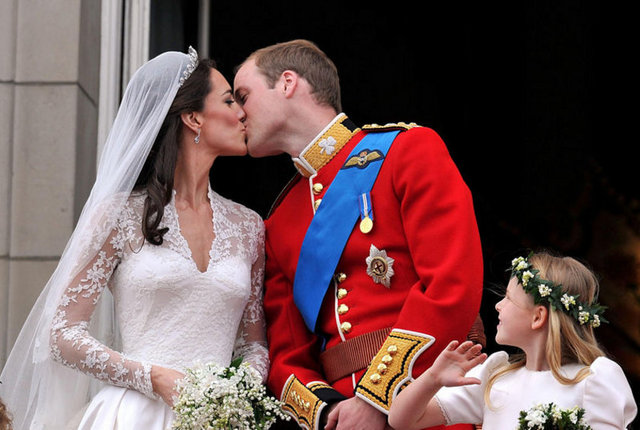 YILIN DÜĞÜNÜ: KATE, PRENS WILLIAM'A VARDI - İngiltere tahtının varisi Prens William, Kate Middleton ile Londra'da yaklaşık 2 milyar kişinin canlı izlediği bir törenle dünyaevine girdi. Görkemli nikah töreni uzun süre konuşuldu.Dünya baldız Pippa Middleton'a hayran kaldı.