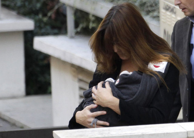 YILIN BEBEĞİ: KÜÇÜK BRUNI DOĞDU - Fransa Cumhurbaşkanı Nicolas Sarkozy'nin eski bir top model ve şarkıcı olan eşi Carla Bruni Ekim ayında Giulia adında bir kız çocuğu doğurdu. Carla çocuğunu basından kaçırmaya devam ediyor.
