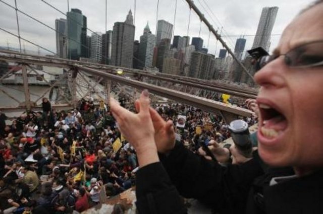 YILIN TAKLİDİ: İŞGAL ET HAREKETİ - Arap dünyasındaki gençlerin başlattığı isyandan ilham alan Amerikalılar da gelir adaletsizliğini protesto etmek için 'Wall Street'i işgal et' hareketini başlattı. Protestolar Avrupa'da da taklit edildi. Gösteriler yer yer devam ediyor.
