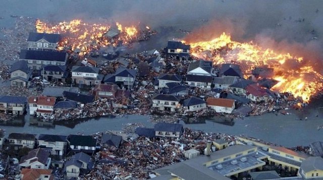 YILIN FELAKETİ: KORKUTAN ÜÇLÜ FELAKET - 13 Mart'ta 9 şiddetinde bir deprem Japonya'yı vurdu. Deprem tsunamiye, tsunami de Fukuşima nükleer santralinin hasar görmesine neden olunca ortaya üçüz bir felaket çıktı. 15 bin Japon hayatını kaybederken, nükleer santral sekiz ayda onarıldı.