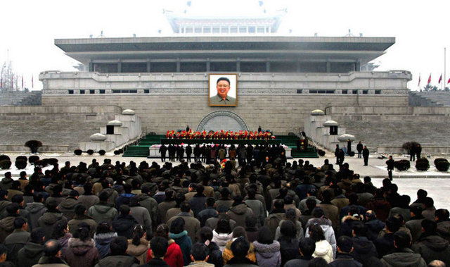 YILIN DEĞİŞİMİ: KİM GİTTİ KİM GELDİ - Kuzey Kore'yi 17 yıl yöneten Kim Jong-il öldü. Koltuğunu oğlu Kim Jong-un devraldı
