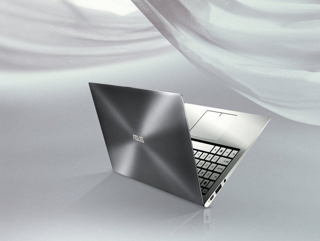 11.6 ve 13.3 inçlik iki farklı ekran büyüklüğü olan Tayvanlı Asus'un Zenbook'un pil ömrü 5-7 saat arasında