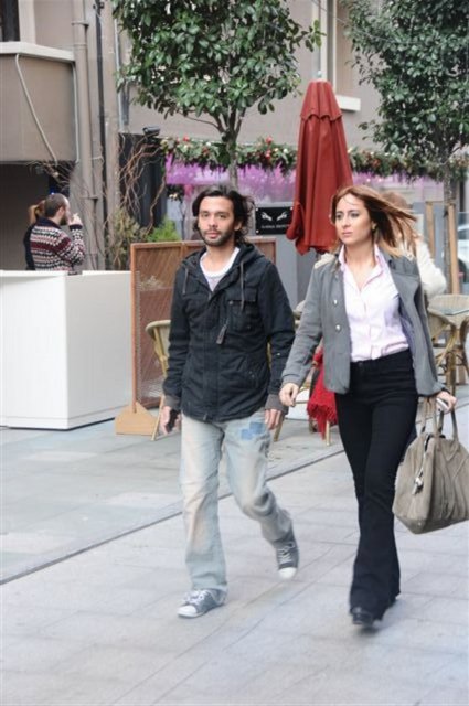 EMRE ÇAPA VE SEVGİLİSİ ZARA TAŞ