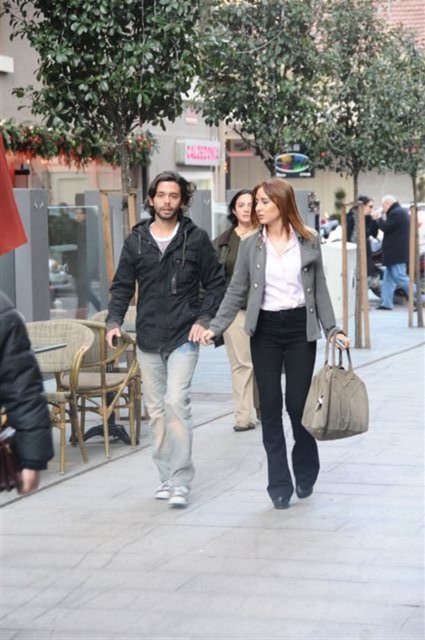 EMRE ÇAPA VE SEVGİLİSİ ZARA TAŞ