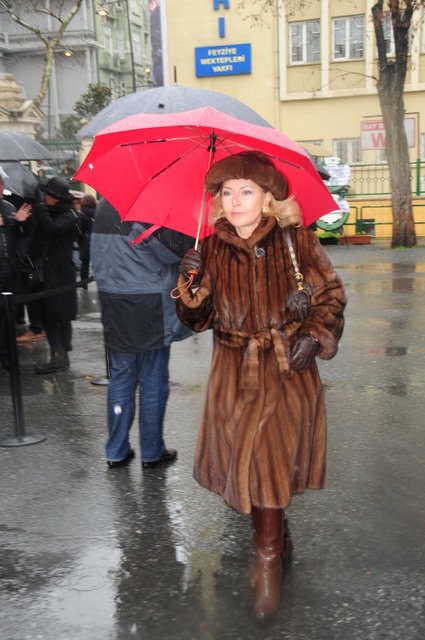 LİNDA KUYUMCUYAN