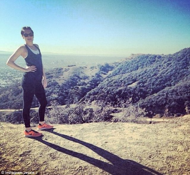 'Vücuduma özenmeyin. Evet ben istikrarlı bir şekilde kilo almaya çalışıyorum. Benim gibi boyu 1.75 olup da aşırı zayıf olan biri ne güzel görünür ne de seksi.