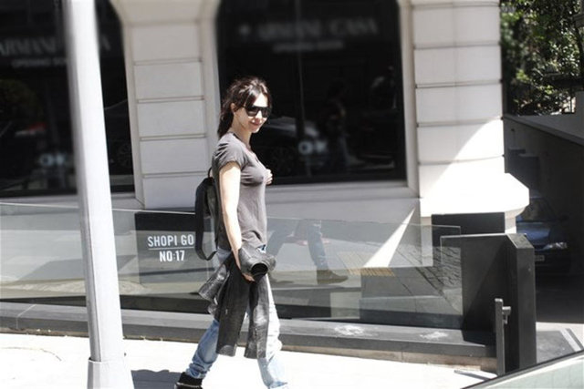 Hande Ataizi, ünlü yıldız Jennifer Aniston gibi sütyensiz tişörtle görüntülendi.