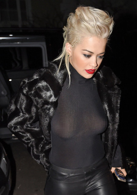 Londra'daki bir mekânda gerçekleşen Charli XCX konseri çıkışında gazetecilere yakalanan ünlü şarkıcı Rita Ora'nın siyah bluzunun altına sütyen giymediği gözlerden kaçmadı.