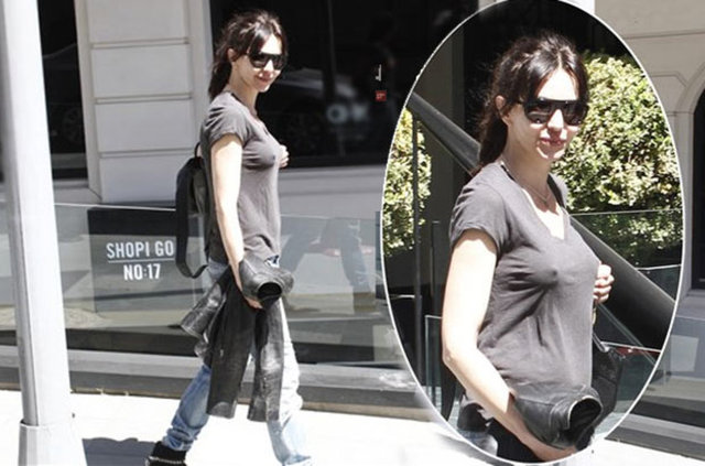 Ataizi, önceki gün Nişantaşı'nda iç çamaşırsız giydiği tişörtüyle tüm bakışları üzerine topladı. (Makaron)