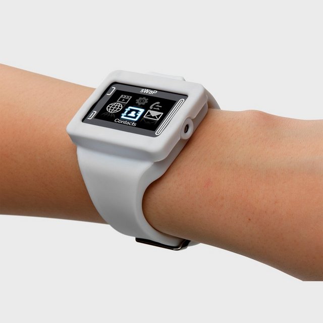 Dahili kamerası ile fotoğraf ve video çekebilen cihaz, diğer akıllı saatlerden farklı olarak içerisine yerleştirilen SIM kart ile telefondan bağımsız bir cihaz.