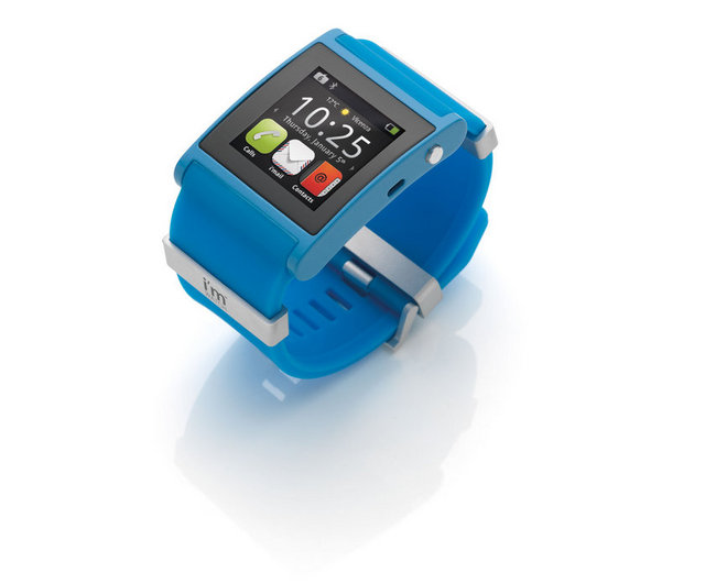 Müzik dinleme, mesaj gönderip alma, Facebook ve Twitter'a erişim, fotoğraf/video ve hava durumu tahminini görüntüleme özellikleri olan saatin ağırlığı 70 gram.