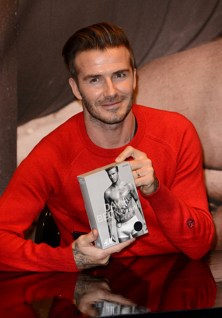 38 yaşındaki Beckham, kalabalık yüzünden mağazaya girerken hayli zorlandı.