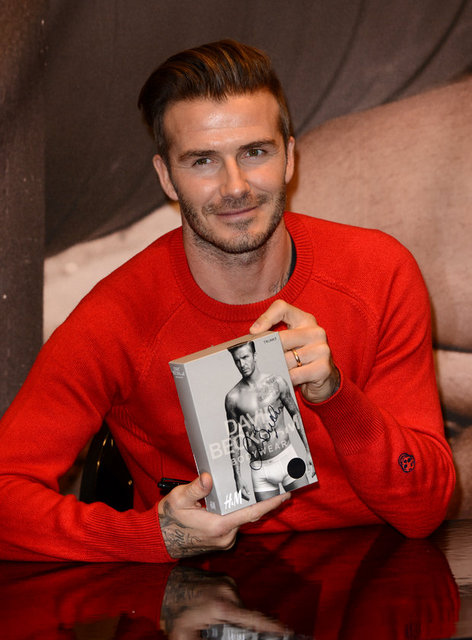 FUTBOLU bırakmasına rağmen popülerliğinden bir şey kaybetmeyen David Beckham, modelliğini yaptığı H&M'in New York'taki mağazasında düzenlenen tanıtım organizasyonuna katıldı.
