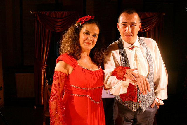 ** Kumbaracı 50'de; 27 Ocak Cuma, saat 20.30'da, "Hakiki Gala", 23.00'te, "Haz Makamı", 28 Ocak Cumartesi, saat 20.30'da, "Sen Balık Değilsin Ki", 29 Ocak Pazar, saat 13.00'te, "Lahana Sarma", 15.00'te "Can'lı Kitap", 27-28 Ocak, saat 23.00'te, "Haz Makamı", 30 Ocak Pazartesi, saat 20.30'da, "Cam Adımlar". Giriş: 34, 18 TL. Tel: (212 243 50 51)