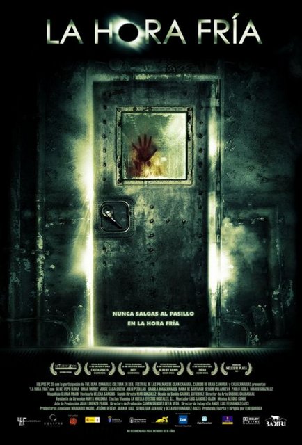 9-The Dark Hour (La Hora Fría) (2006) -  - 'Yaratık'ların her gün sadece 'soğuk saat' adıyla bilinen zaman diliminde ortaya çıktığı yabancılaştırılmış bir coğrafyanın ürkütücülüğü üzerine... "The Dark Hour", İspanyol bilimkurgu/korku sinemasının çıkışındaki kaliteli işlerden birine dönüşürken, özündeki "Yaratık" ("Alien") etkisini geliştirmesiyle dikkat çekiyor daha çok. Özellikle prodüksiyon kalitesi, çocuk üzerinden kurulan tedirgin edici mizansen ve arka plandaki fikriyle seyirciyi sürekli diken üstünde tutuyor.